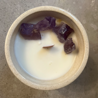 Vela con Cuarzo Amatista - Lavanda & Salvia Banca - Estoy en calma. Estoy en mi centro.