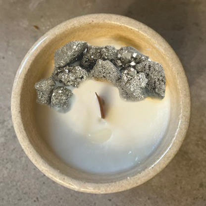 Vela con Cuarzo Pirita - Gardenia - El éxito fluye hacia mi con facilidad y sin esfuerzo.